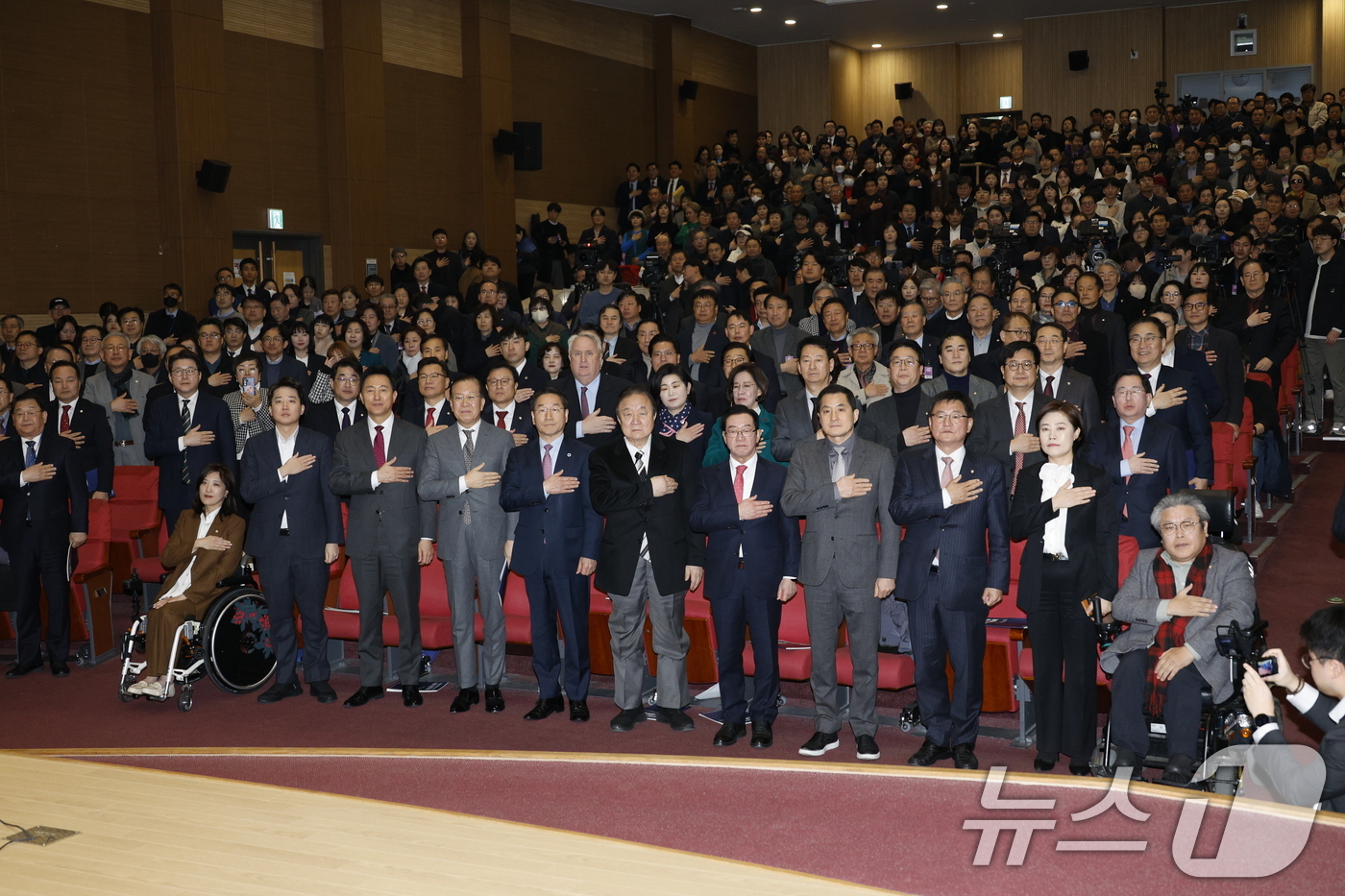 (서울=뉴스1) 안은나 기자 = 최보윤 국민의힘 의원(앞줄 왼쪽부터), 이준석 개혁신당 의원, 오세훈 서울시장, 권영세 국민의힘 비상대책위원장, 유정복 대한민국시도지사협의회장, 정 …