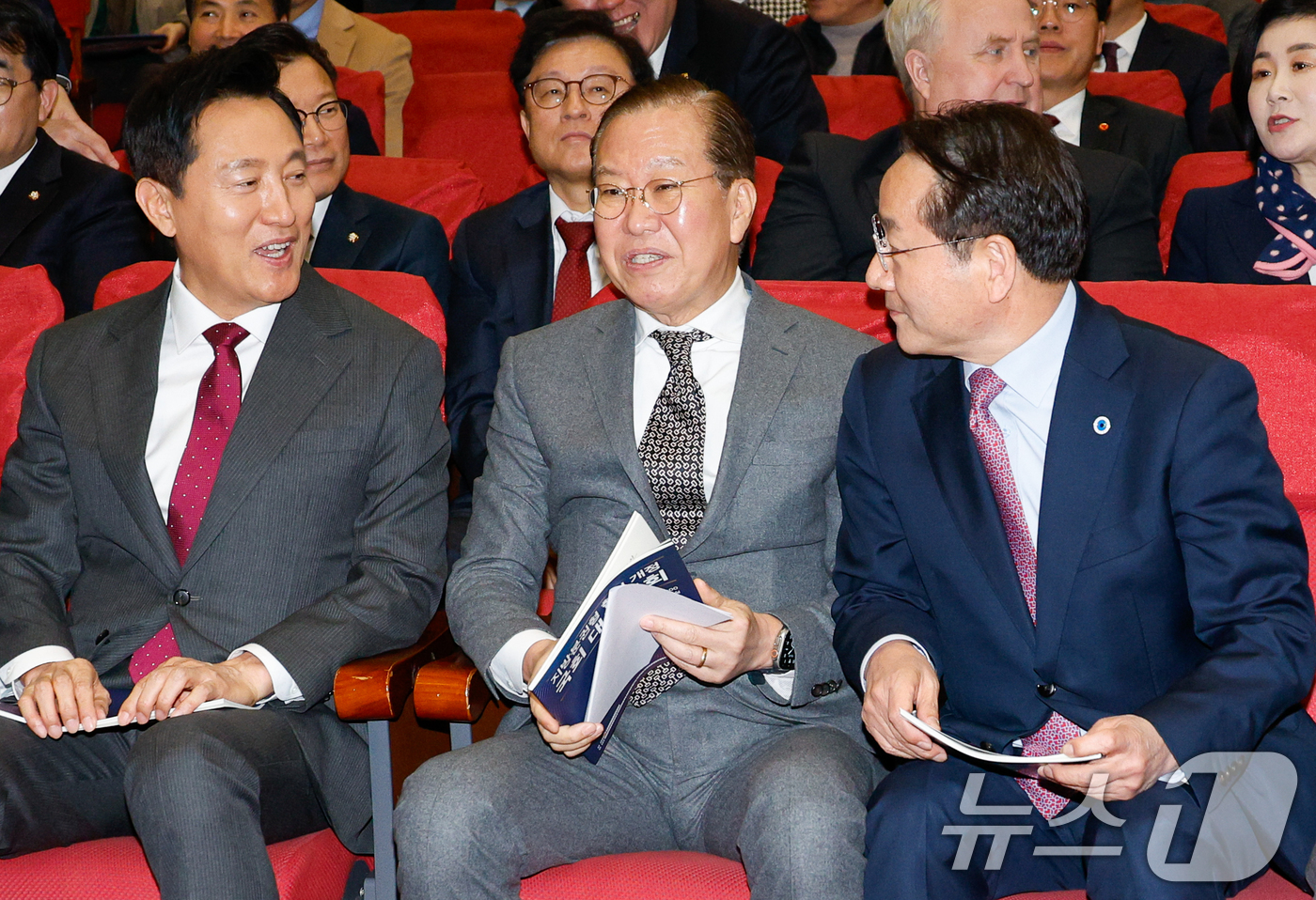 (서울=뉴스1) 안은나 기자 = 오세훈 서울시장(왼쪽부터), 권영세 국민의힘 비상대책위원장, 유정복 대한민국시도지사협의회장이 7일 오후 서울 여의도 국회의원회관에서 열린 지방분권형 …