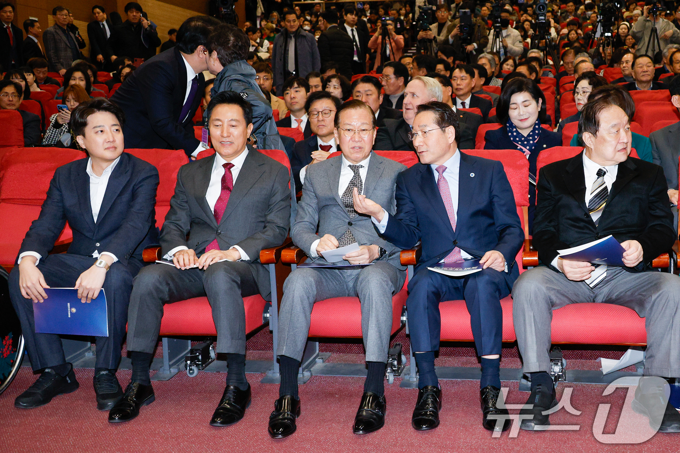 (서울=뉴스1) 안은나 기자 = 권영세 국민의힘 비상대책위원장과 유정복 대한민국시도지사협의회장이 7일 오후 서울 여의도 국회의원회관에서 열린 지방분권형 헌법 개정 국회 대토론회에 …