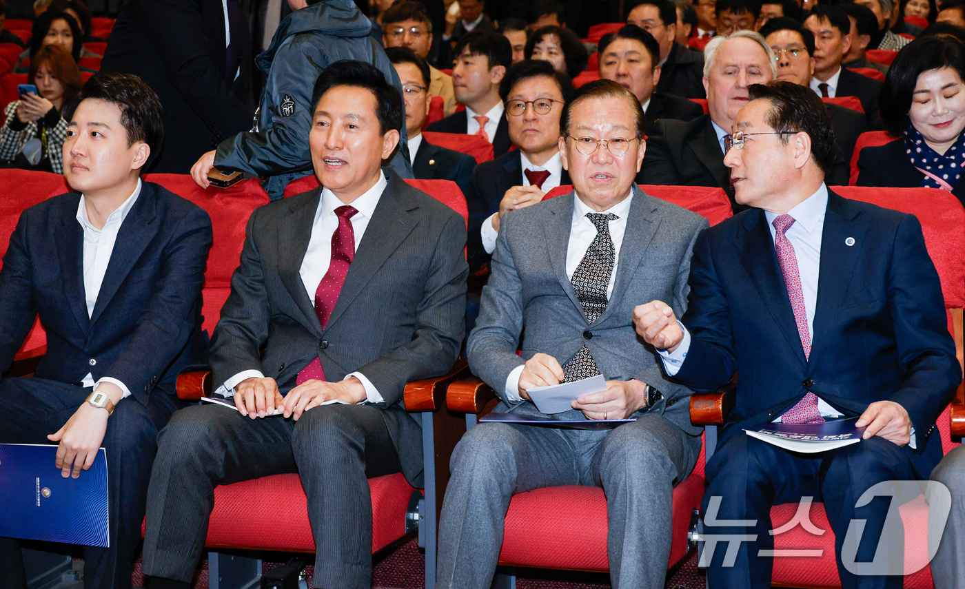 (서울=뉴스1) 안은나 기자 = 권영세 국민의힘 비상대책위원장과 유정복 대한민국시도지사협의회장이 7일 오후 서울 여의도 국회의원회관에서 열린 지방분권형 헌법 개정 국회 대토론회에 …