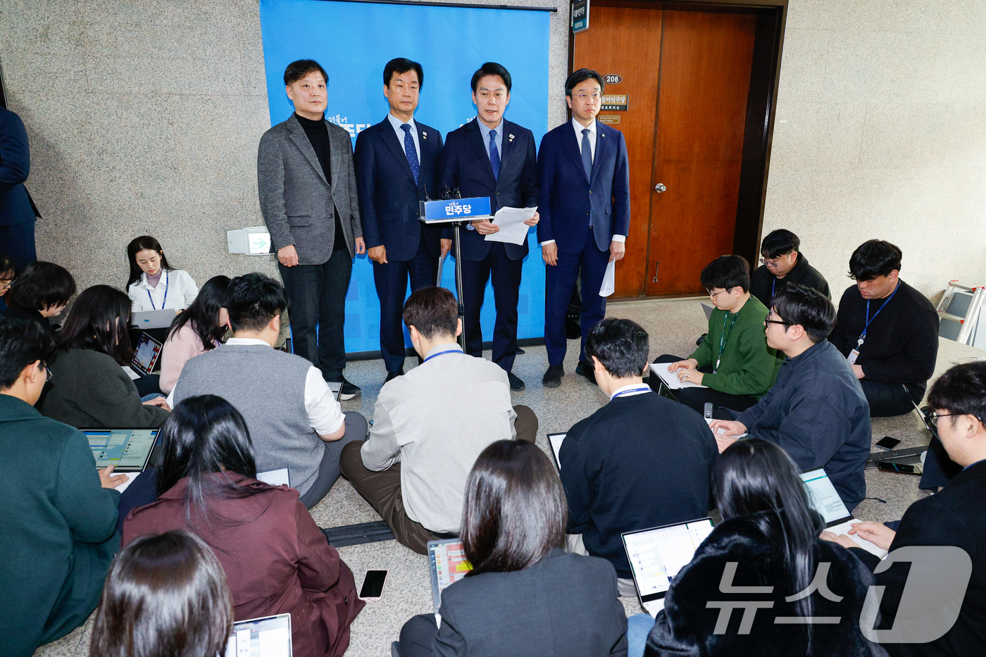 (서울=뉴스1) 안은나 기자 = 한민수 더불어민주당 대변인이 7일 오후 서울 여의도 국회에서 윤석열 대통령 구속 취소 인용에 대해 브리핑하고 있다. 2025.3.7/뉴스1