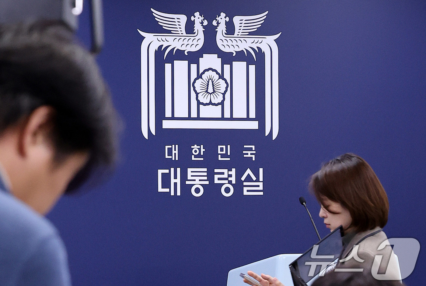 (서울=뉴스1) 박지혜 기자 = 7일 서울 용산 대통령 청사 기자실 브리핑 라운지에서 취재진이 분주하게 움직이고 있다. 이날 법원은 윤석열 대통령에 대한 구속 취소 청구를 인용했다 …