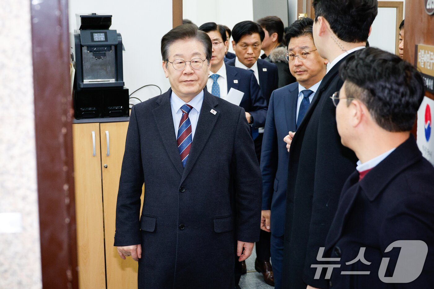 본문 이미지 - 이재명 더불어민주당 대표가 7일 오후 서울 여의도 국회에서 윤석열 대통령 구속 취소 인용 관련 긴급 비공개 최고위원회의를 마친 후 의원총회장으로 이동하고 있다. 2025.3.7/뉴스1 ⓒ News1 안은나 기자