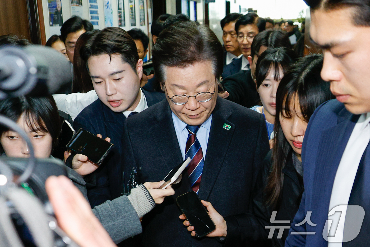 (서울=뉴스1) 안은나 기자 = 이재명 더불어민주당 대표가 7일 오후 서울 여의도 국회에서 윤석열 대통령 구속 취소 인용 관련 긴급 비공개 최고위원회의를 마친 후 의원총회장으로 이 …