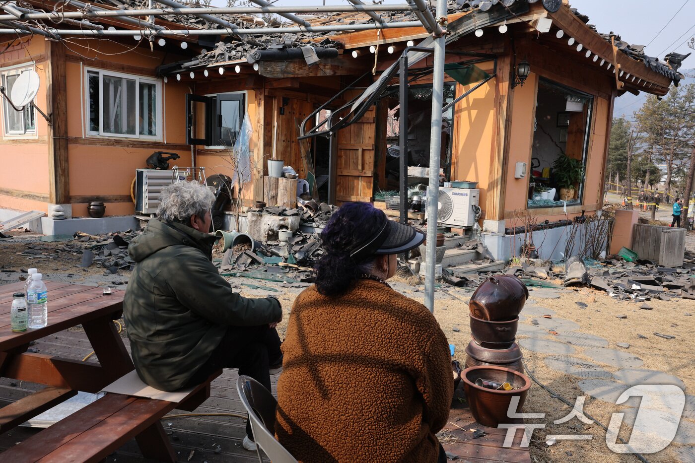 본문 이미지 - 7일 오후 경기 포천시 이동면 노곡리 KF-16 전투기 오폭 사고 현장 인근의 가정에서 집주인이 망연자실 앉아 있다. 2025.3.7/뉴스1 ⓒ News1 신웅수 기자