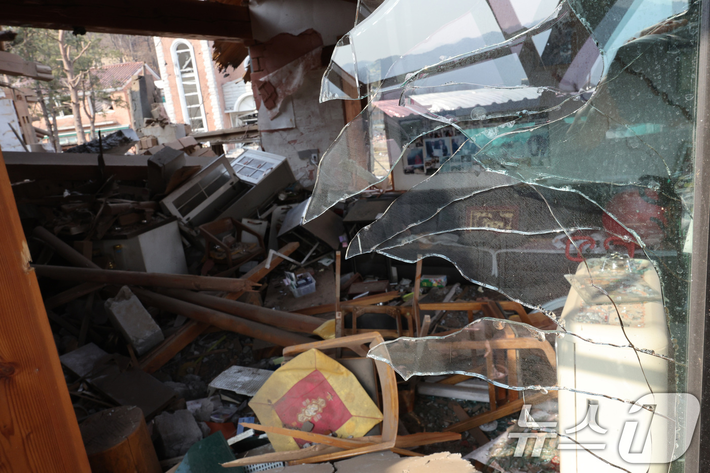 (포천=뉴스1) 신웅수 기자 = 7일 오후 경기 포천시 이동면 노곡리 KF-16 전투기 오폭 사고 현장 인근의 가정집에 깨진 유리창 너머로 가족 사진이 걸려 있다. 2025.3.7 …