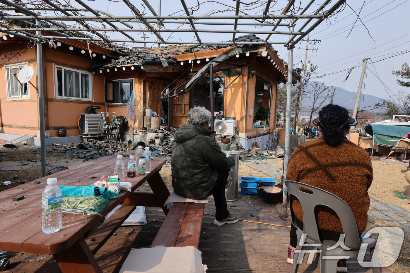 (포천=뉴스1) 신웅수 기자 = 7일 오후 경기 포천시 이동면 노곡리 포탄 오발 사고 현장 인근의 가정에서 집주인이 망연자실 앉아 있다. 2025.3.7/뉴스1