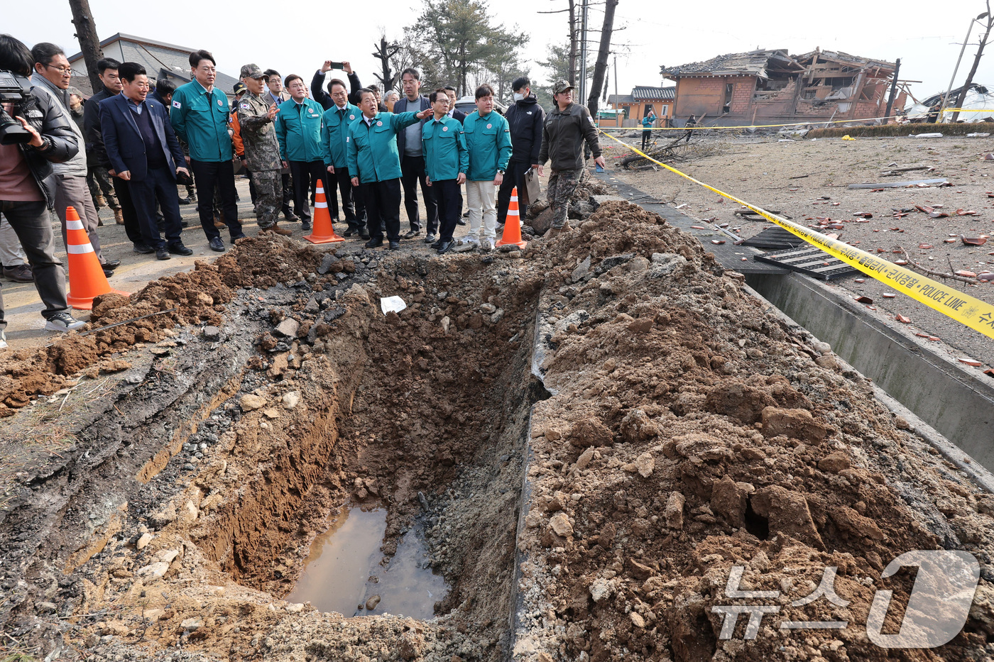 (포천=뉴스1) 신웅수 기자 = 김병주 의원을 비롯한 더불어민주당 의원들이 7일 오후 경기 포천시 이동면 노곡리 KF-16 전투기 오폭 사고 현장을 살펴보고 있다. 2025.3.7 …