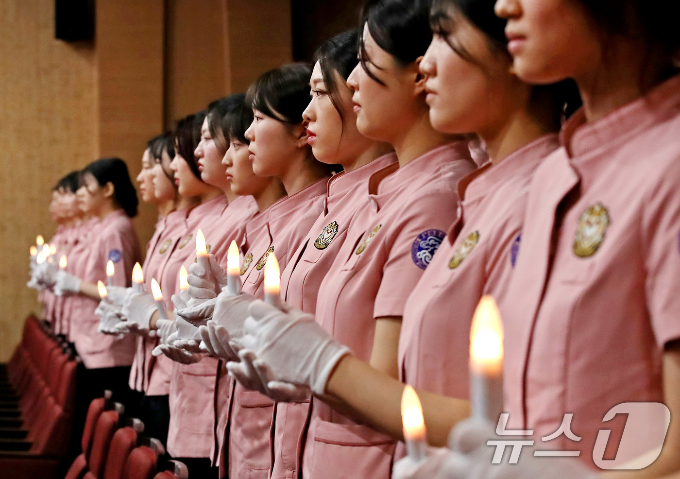 (대구=뉴스1) 공정식 기자 = 7일 오후 대구 남구 영남이공대 천마스퀘어에서 열린 '제40회 나이팅게일 선서식'에서 간호대학 간호학과 3학년 학생 207명이 나이팅게일의 정신을 …