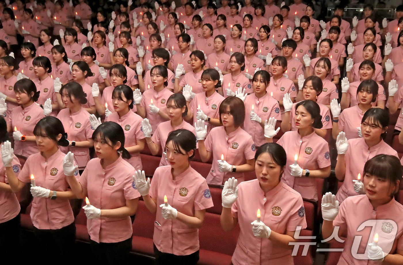 (대구=뉴스1) 공정식 기자 = 7일 오후 대구 남구 영남이공대 천마스퀘어에서 열린 '제40회 나이팅게일 선서식'에서 간호대학 간호학과 3학년 학생 207명이 촛불을 들고 나이팅게 …