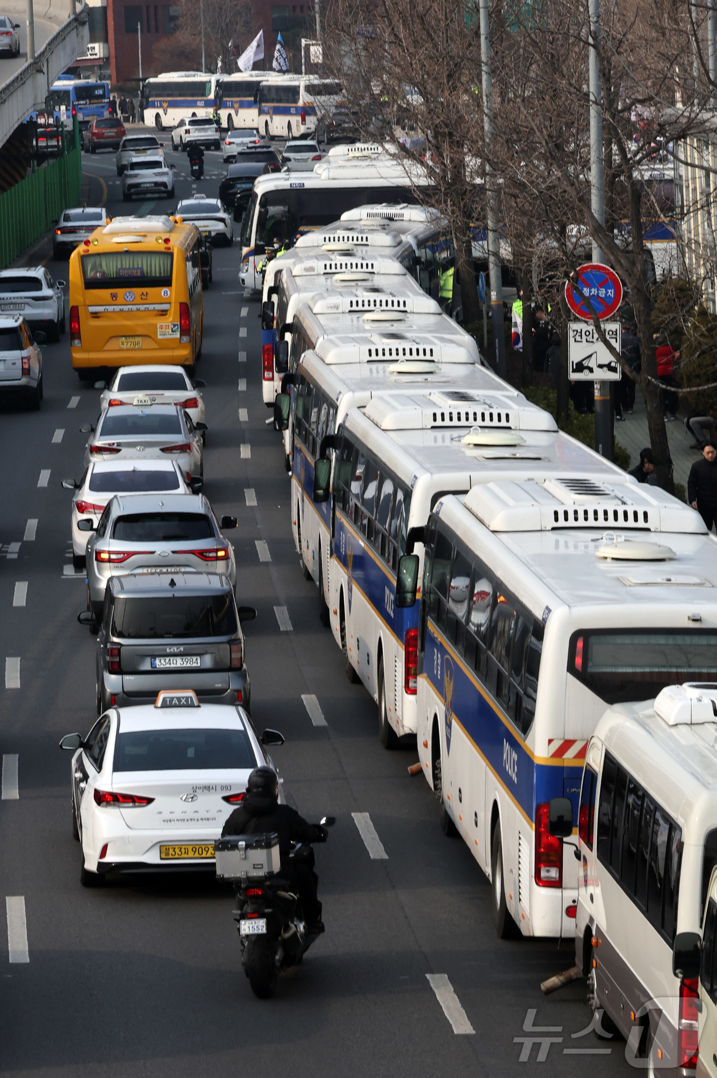 (서울=뉴스1) 이동해 기자 = 법원이 내란 수괴 혐의로 구속기소된 윤석열 대통령의 구속 취소를 인용한 7일 서울 용산구 한남동 대통령 관저 인근에 경찰버스가 차벽을 세우고 있다. …