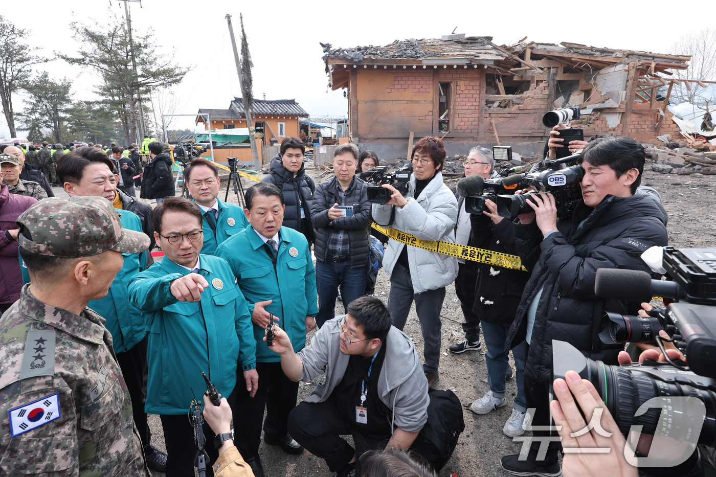 (포천=뉴스1) 신웅수 기자 = 김병주·박선원 의원을 비롯한 더불어민주당 의원들이 7일 오후 경기 포천시 이동면 노곡리 KF-16 전투기 오폭 사고 현장을 살펴보고 있다. 2025 …
