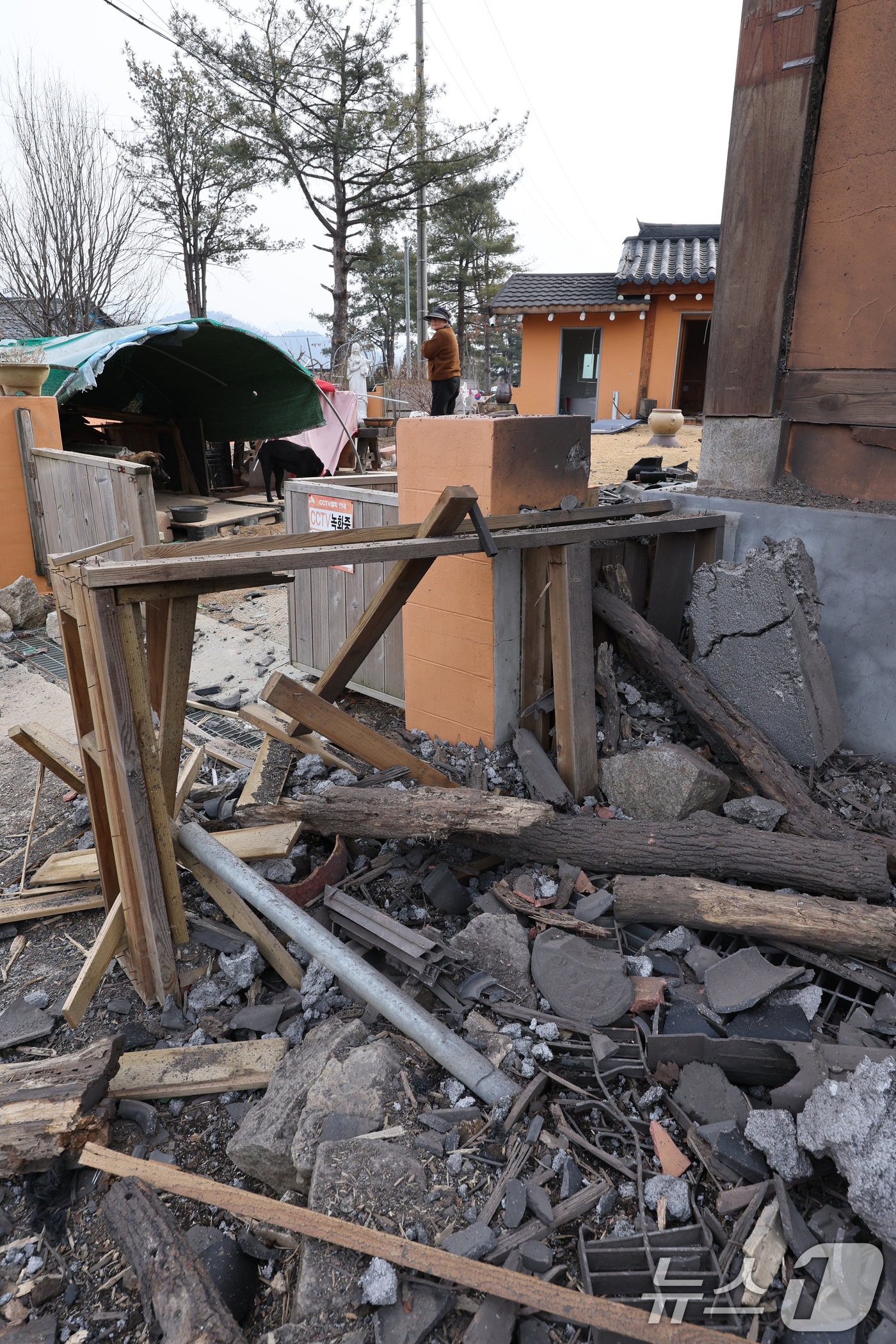 (포천=뉴스1) 신웅수 기자 = 7일 오후 경기 포천시 이동면 노곡리 KF-16 전투기 오폭 사고 현장의 가정집이 충격으로 무너져 있다. 2025.3.7/뉴스1