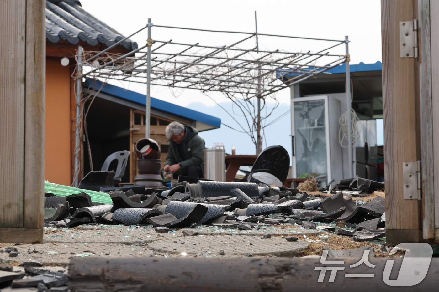 (포천=뉴스1) 신웅수 기자 = 7일 오후 경기 포천시 이동면 노곡리 포탄 오발 사고 현장 인근의 가정에서 집주인이 망연자실 앉아 있다. 2025.3.7/뉴스1