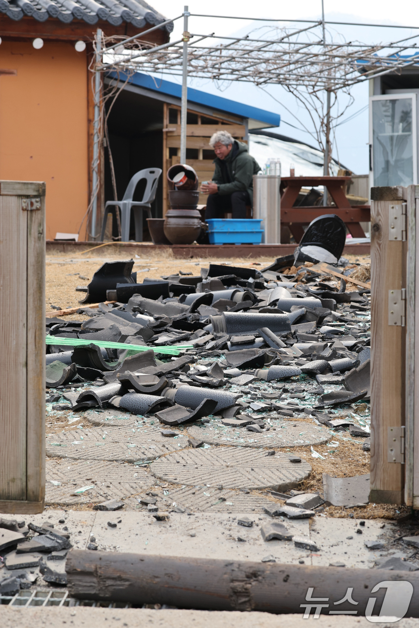 (포천=뉴스1) 신웅수 기자 = 7일 오후 경기 포천시 이동면 노곡리 포탄 오발 사고 현장 인근의 가정에서 집주인이 망연자실 앉아 있다. 2025.3.7/뉴스1