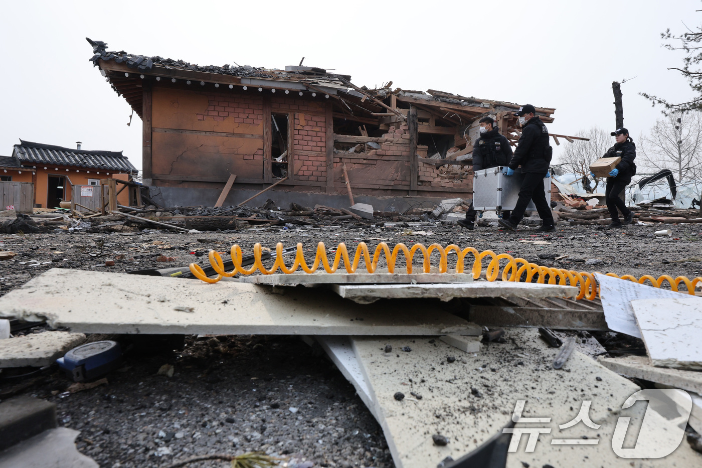 (포천=뉴스1) 신웅수 기자 = 7일 오후 경기 포천시 이동면 노곡리 포탄 오발 사고 현장 인근에서 경찰 과학수사대가 증거품을 옮기고 있다. 2025.3.7/뉴스1