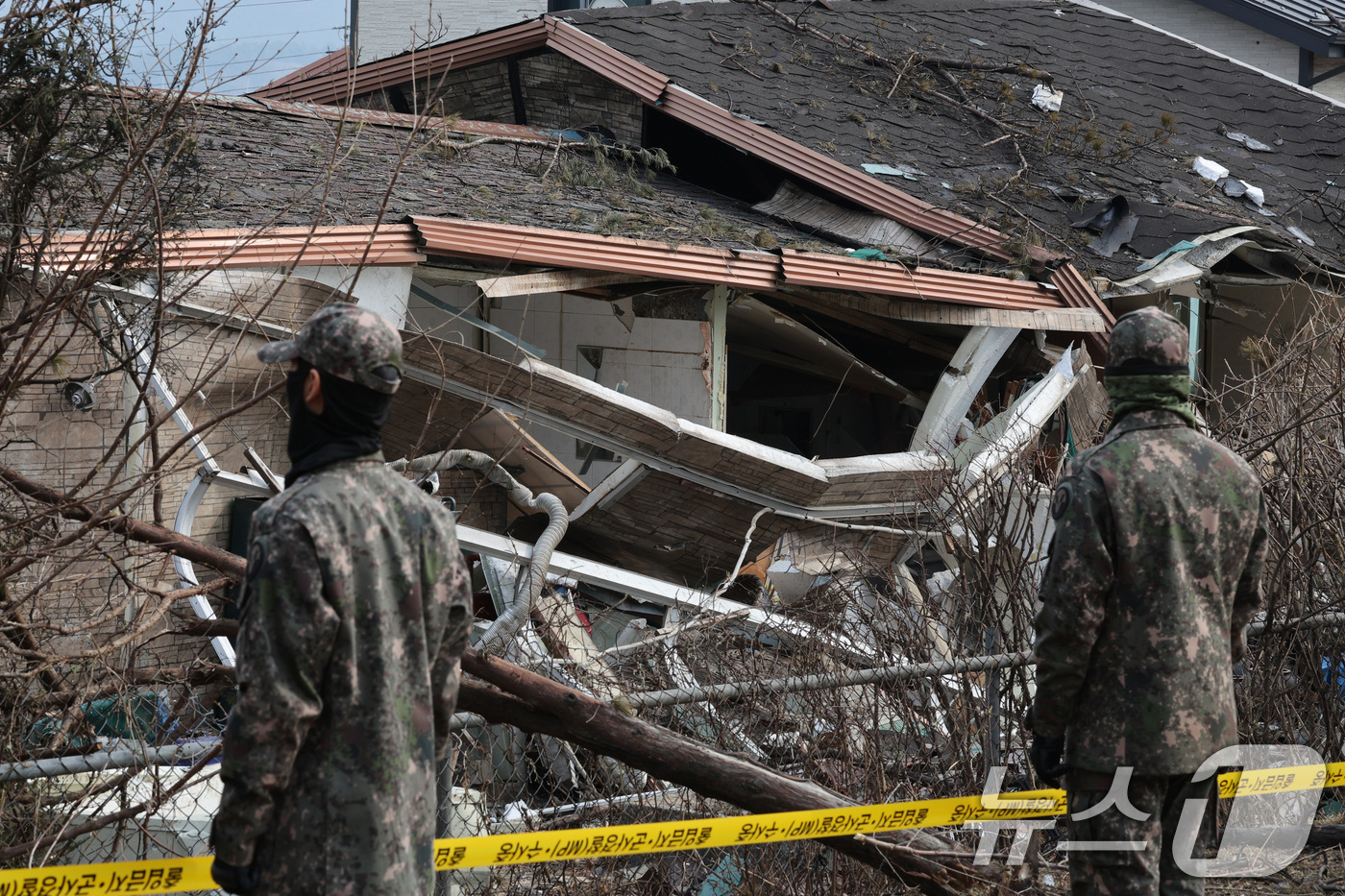 (포천=뉴스1) 신웅수 기자 = 7일 오후 경기 포천시 이동면 노곡리 KF-16 전투기 오폭 사고 현장의 가정집이 통제되고 있다. 2025.3.7/뉴스1