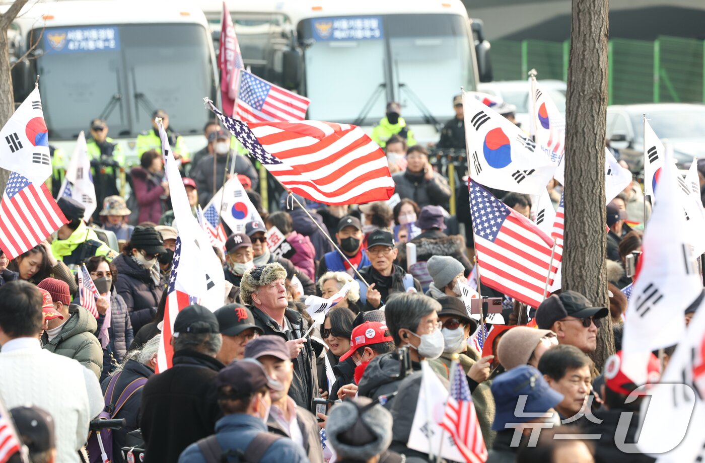본문 이미지 - 법원이 내란 수괴 혐의로 구속기소된 윤석열 대통령의 구속 취소를 인용한 7일 서울 용산구 한남동 대통령 관저 인근에 윤대통령 지지자들이 피켓을 들고 그의 석방을 환영하고 있다. 2025.3.7/뉴스1 ⓒ News1 권현진 기자