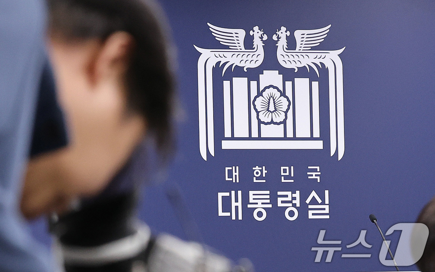 (서울=뉴스1) 박지혜 기자 = 7일 서울 용산 대통령 청사 기자실 브리핑 라운지에서 취재진이 분주하게 움직이고 있다. 이날 법원은 윤석열 대통령에 대한 구속 취소 청구를 인용했다 …