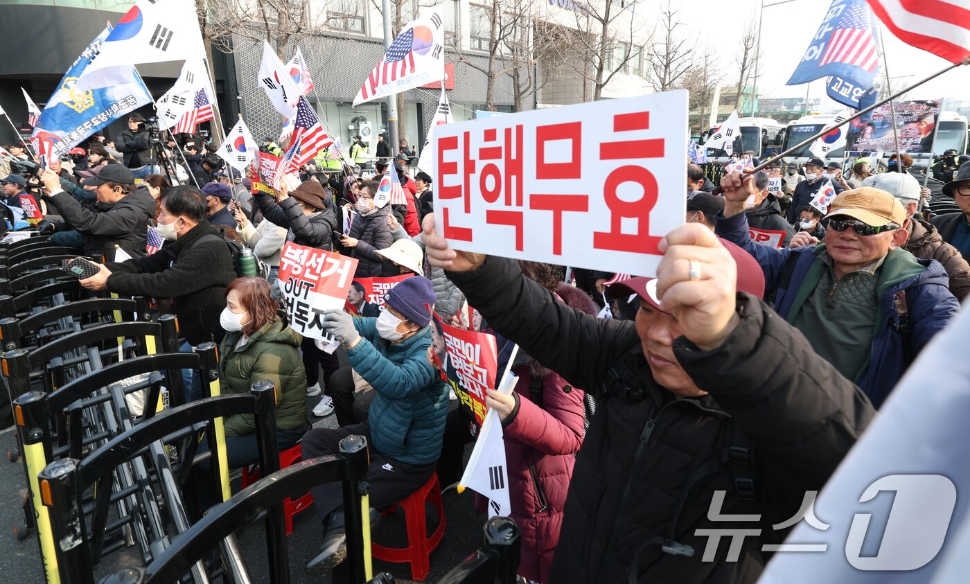 본문 이미지 - 법원이 내란 수괴 혐의로 구속기소된 윤석열 대통령의 구속 취소를 인용한 7일 서울 용산구 한남동 대통령 관저 인근에 윤대통령 지지자들이 피켓을 들고 그의 석방을 환영하고 있다. 2025.3.7/뉴스1 ⓒ News1 권현진 기자