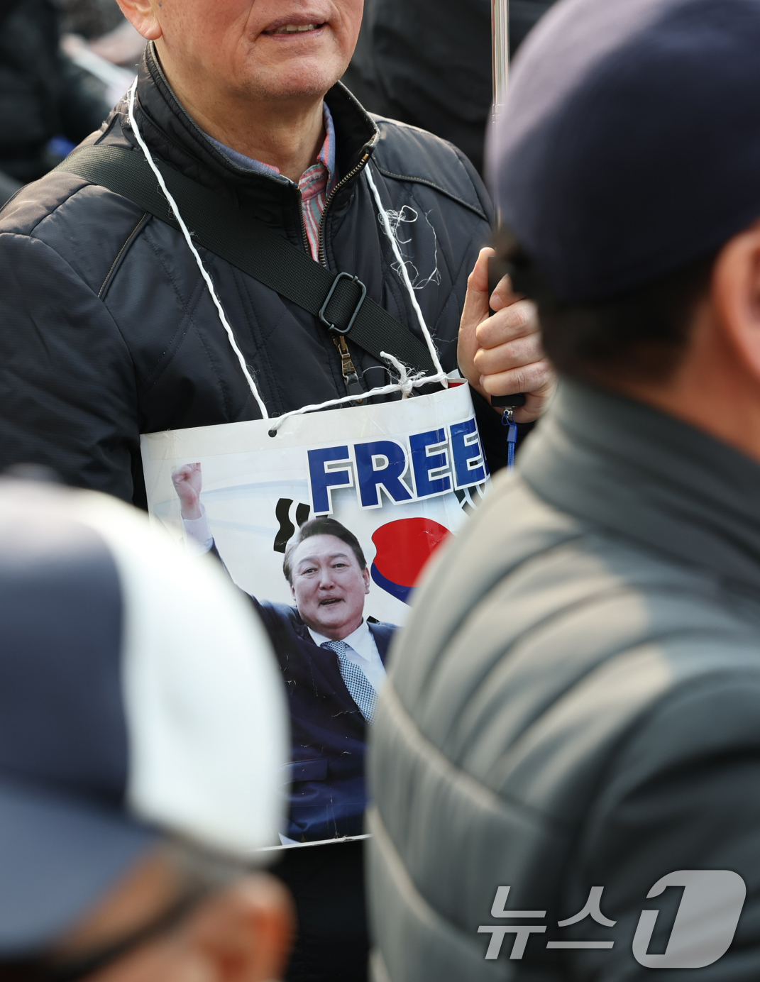 (서울=뉴스1) 권현진 기자 = 법원이 내란 수괴 혐의로 구속기소된 윤석열 대통령의 구속 취소를 인용한 7일 서울 용산구 한남동 대통령 관저 인근에 윤대통령 지지자들이 피켓을 들고 …