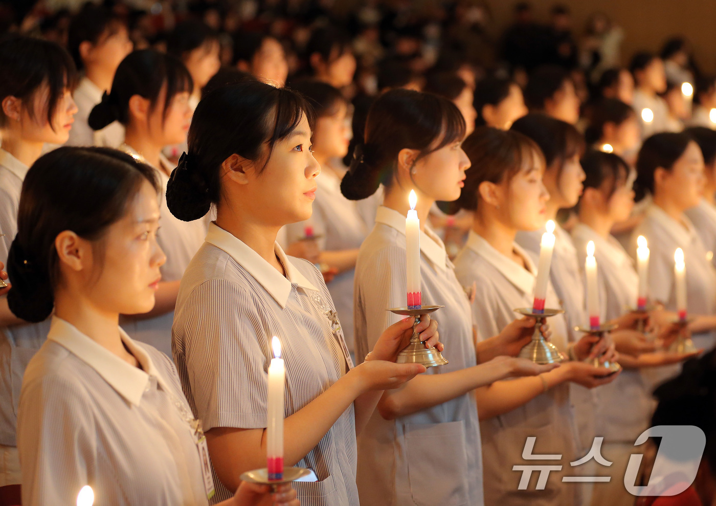(대구=뉴스1) 공정식 기자 = 7일 오전 대구 달서구 계명대 성서캠퍼스에서 열린 '2025학년도 나이팅게일 선서식'에서 간호대학 3학년 학생 148명이 나이팅게일의 정신을 본받아 …
