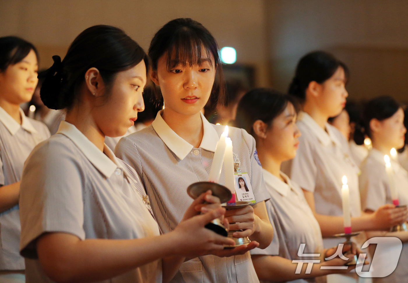 (대구=뉴스1) 공정식 기자 = 7일 오전 대구 달서구 계명대 성서캠퍼스에서 열린 '2025학년도 나이팅게일 선서식'에서 간호대학 3학년 학생 148명이 나이팅게일의 정신을 본받아 …