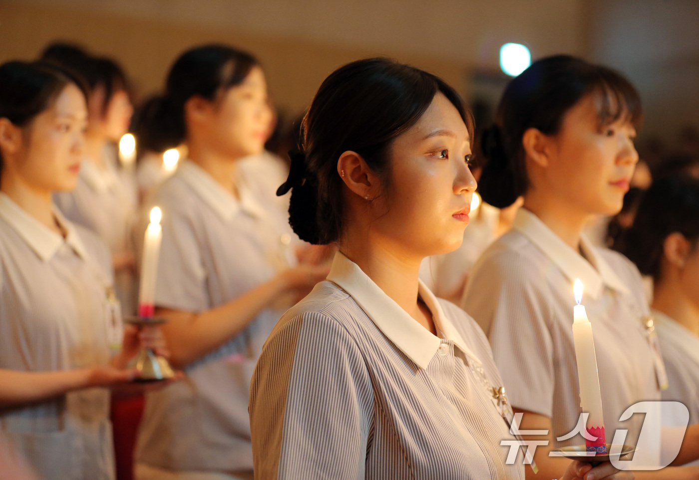 (대구=뉴스1) 공정식 기자 = 7일 오전 대구 달서구 계명대 성서캠퍼스에서 열린 '2025학년도 나이팅게일 선서식'에서 간호대학 3학년 학생 148명이 나이팅게일의 정신을 본받아 …