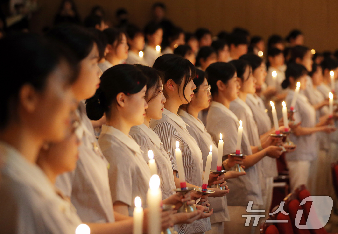 (대구=뉴스1) 공정식 기자 = 7일 오전 대구 달서구 계명대 성서캠퍼스에서 열린 '2025학년도 나이팅게일 선서식'에서 간호대학 3학년 학생 148명이 나이팅게일의 정신을 본받아 …