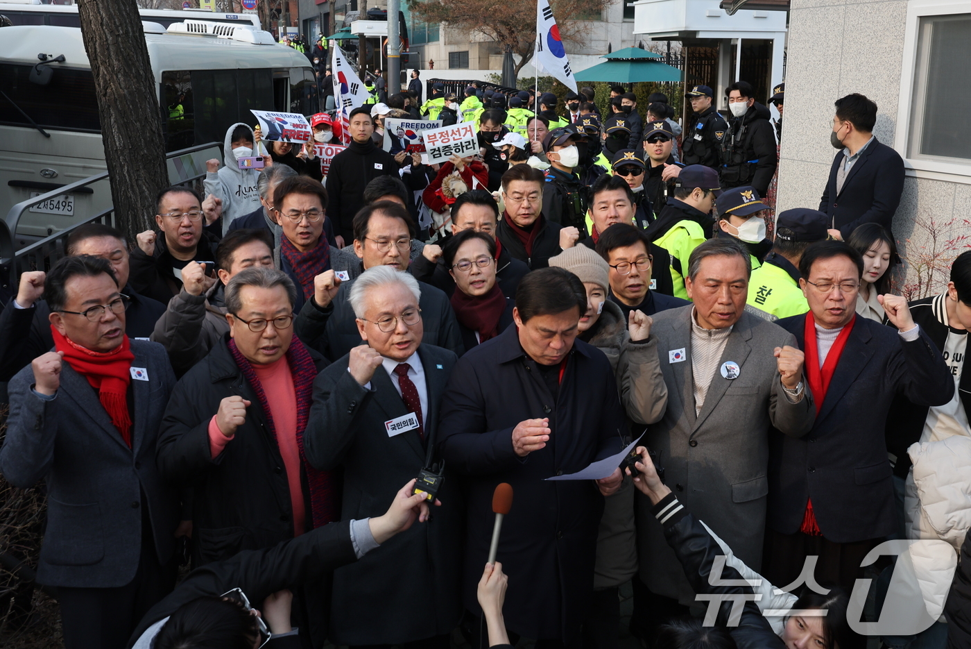 (서울=뉴스1) 이동해 기자 = 국민의힘 '탄핵반대 당협위원장 모임(탄반모)' 당협위원장들이 7일 서울 용산구 한남동 윤석열 대통령 관저 앞에서 법원의 윤 대통령 구속 취소 결정에 …