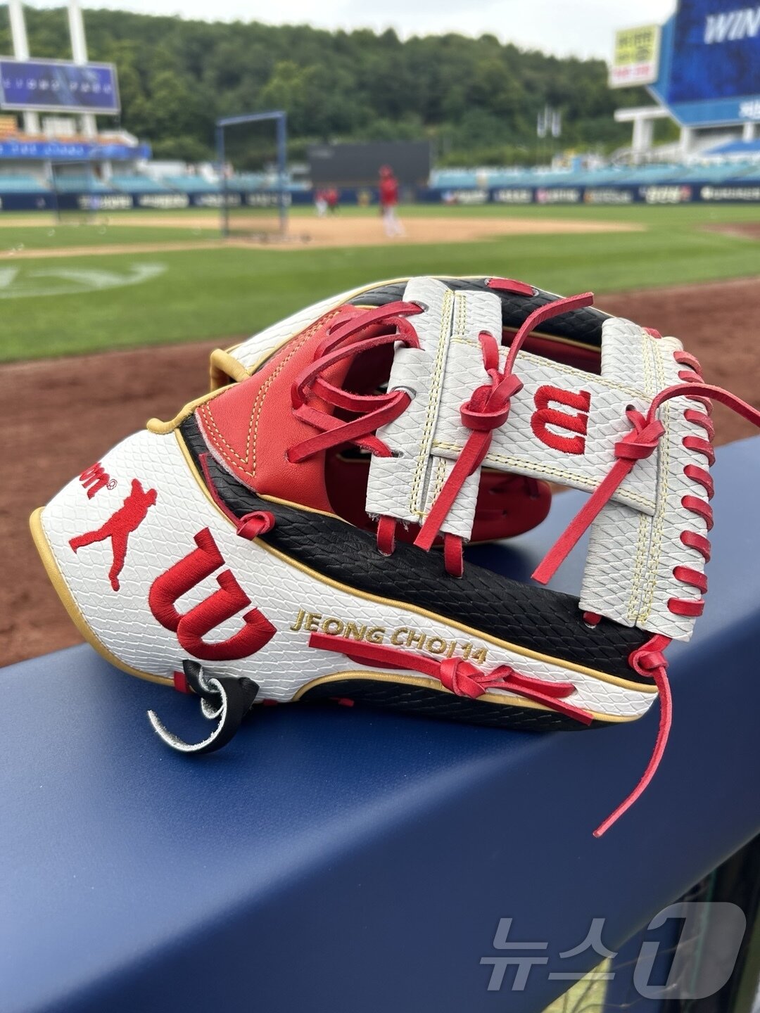 본문 이미지 -  SSG 랜더스 3루수 최정이 사용하는 글러브. 2024.6.20/뉴스1 ⓒ News1 문대현 기자