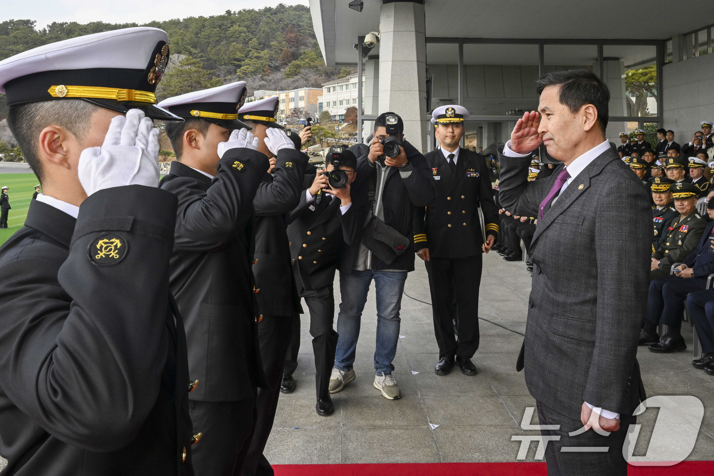 (창원=뉴스1) 윤일지 기자 = 김선호 국방부장관 직무대행이 7일 오후 경남 창원시 진해구 해군사관학교 연병장에서 열린 제79기 해군사관생도 졸업 및 임관식에서 신임 장교로부터 경 …