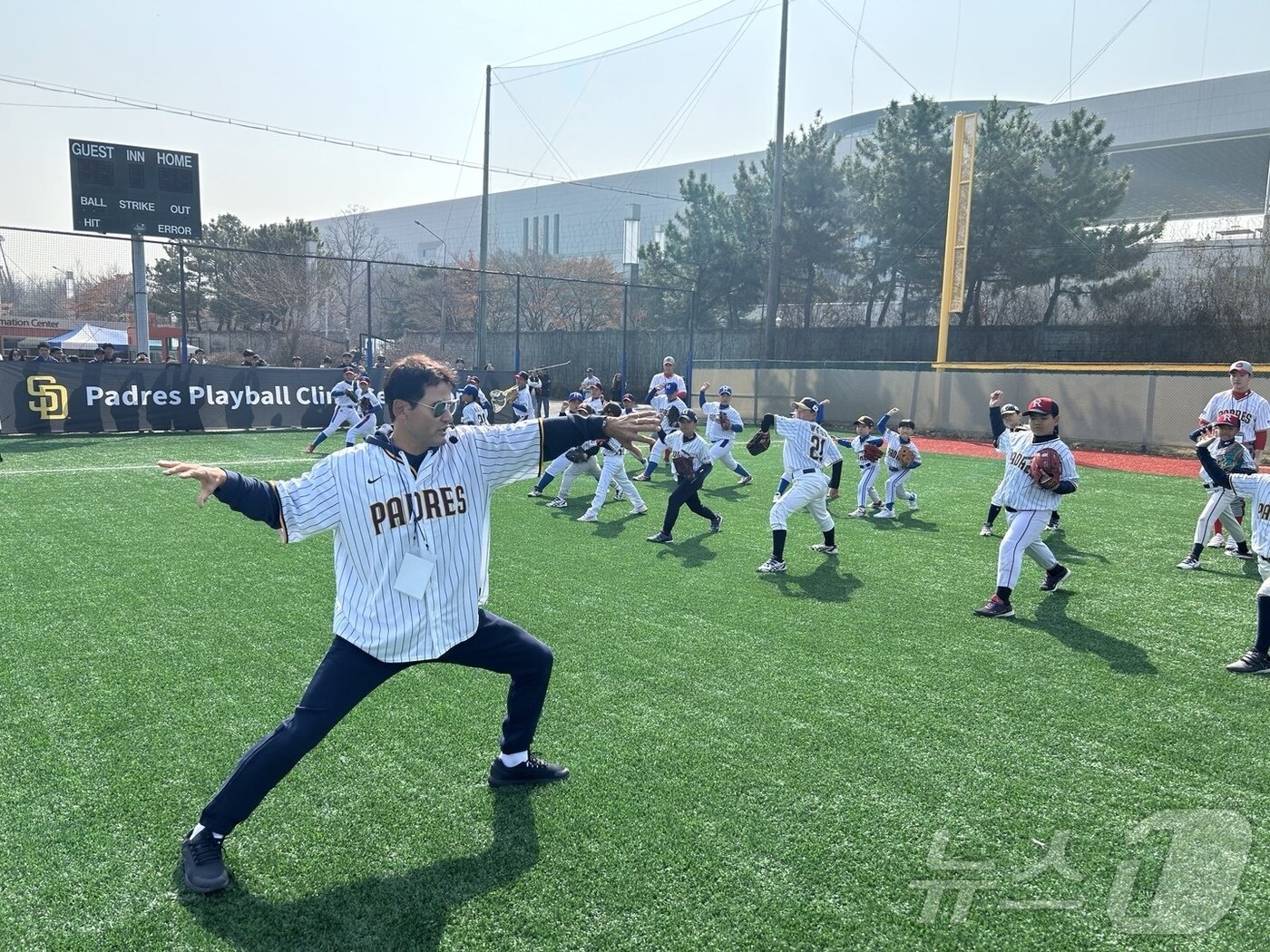 본문 이미지 -  16일 서울 용산구 용산어린이정원 내 야구장에서 진행된 샌디에이고 파드리스 유소년 야구 클리닉에서 박찬호가 학생들을 지도하고 있다. 2024.3.16/뉴스1 ⓒ News1 문대현 기자