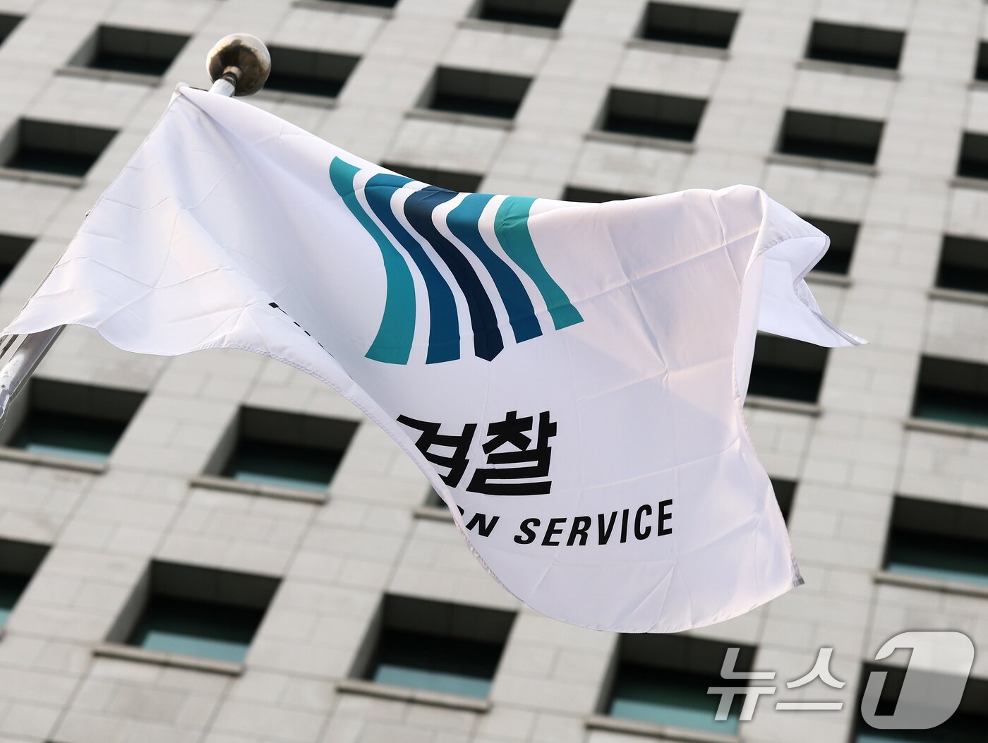 본문 이미지 - 법원이 윤석열 대통령의 구속취소 청구를 받아들인 가운데 검찰의 즉시 항고 여부에 관심이 쏠리고 있다. 구속취소 청구가 인용될 경우 담당 검사는 형사소송법 제97조 제4항에 근거해 즉시 항고할 수 있다.​ 사진은 7일 오후 서울 서초구 대검찰청 모습. 2025.3.7/뉴스1 ⓒ News1 오대일 기자