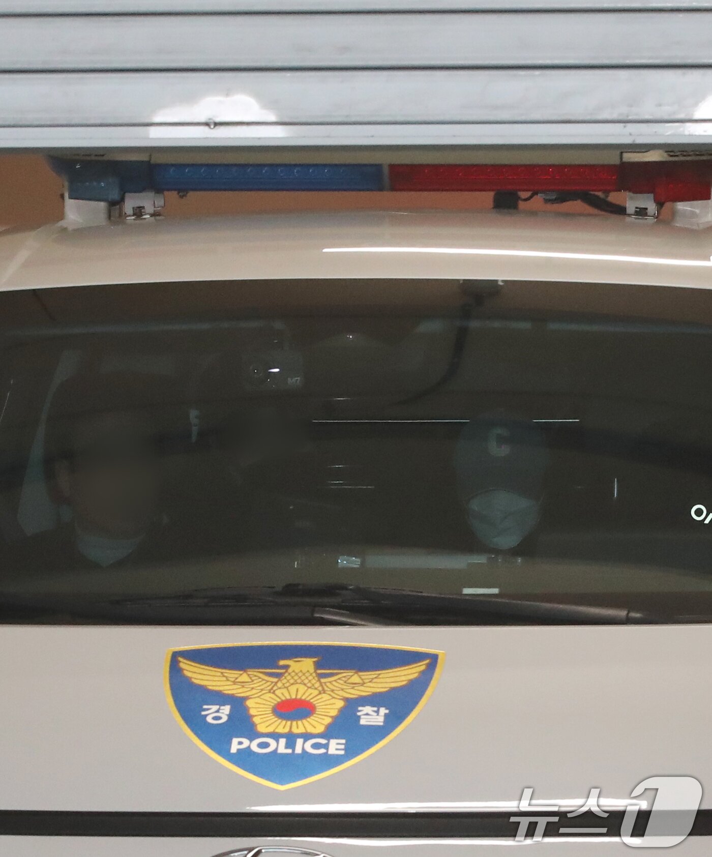 본문 이미지 - 대전의 한 초등학교에서 초등학생을 살해한 혐의를 받는 40대 교사 A 씨가 7일 대전 서부경찰서에서 대면조사를 마치고 둔산경찰서로 이송되고 있다. 2025.3.7/뉴스1 ⓒ News1 김기태 기자