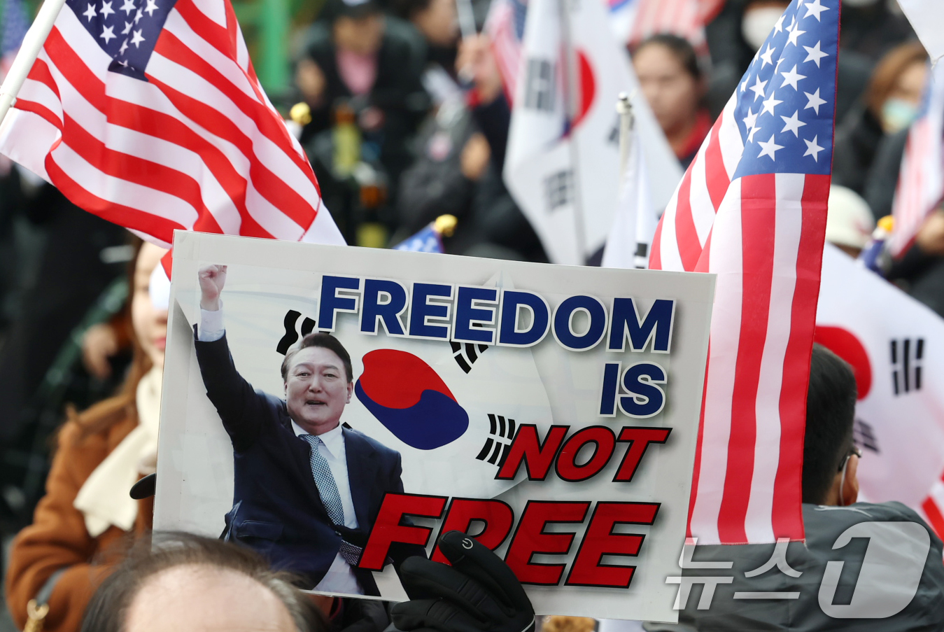 (서울=뉴스1) 권현진 기자 = 법원이 내란 수괴 혐의로 구속기소된 윤석열 대통령의 구속 취소를 인용한 7일 서울 용산구 한남동 대통령 관저 인근에 윤대통령 지지자들이 피켓을 들고 …