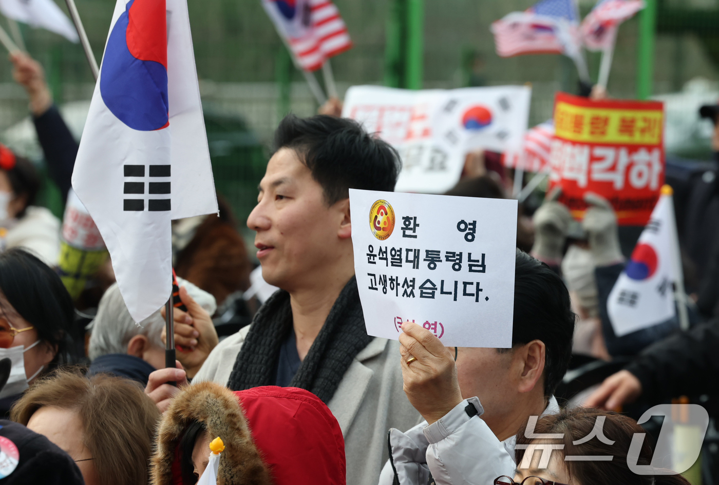 (서울=뉴스1) 권현진 기자 = 법원이 내란 수괴 혐의로 구속기소된 윤석열 대통령의 구속 취소를 인용한 7일 서울 용산구 한남동 대통령 관저 인근에 윤대통령 지지자들이 피켓을 들고 …