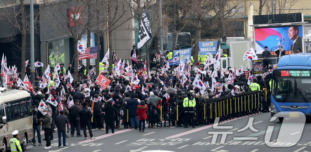 본문 이미지 - 법원이 내란 수괴 혐의로 구속기소된 윤석열 대통령의 구속 취소를 인용한 7일 서울 용산구 한남동 대통령 관저 인근에 윤대통령 지지자들이 피켓을 들고 구호를 외치고 있다. 2025.3.7/뉴스1 ⓒ News1 권현진 기자