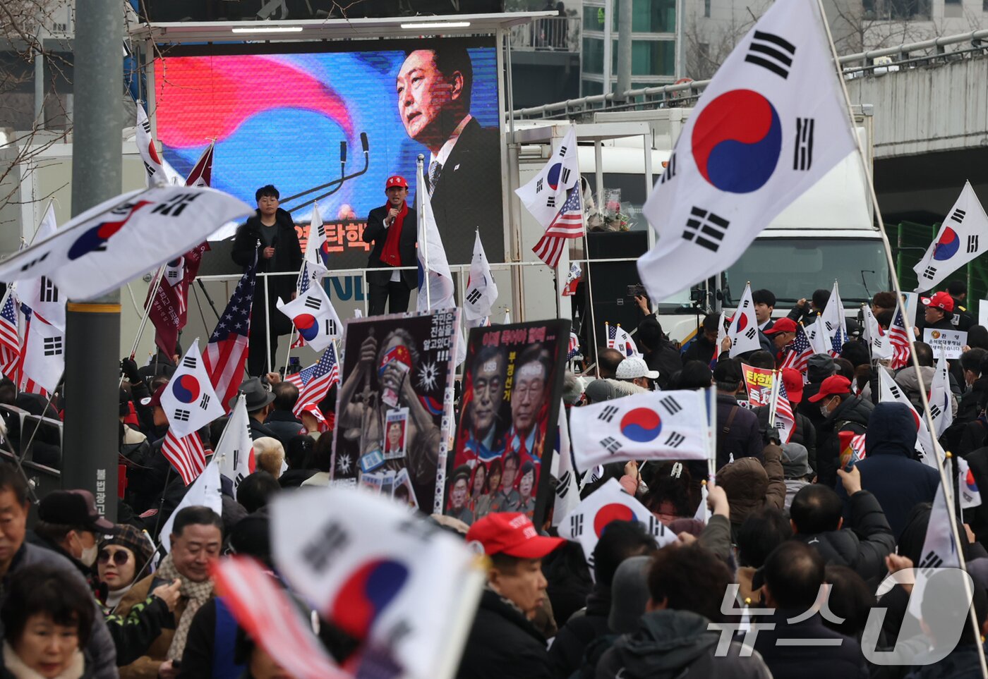 본문 이미지 - 법원이 내란 수괴 혐의로 구속기소된 윤석열 대통령의 구속 취소를 인용한 7일 서울 용산구 한남동 대통령 관저 인근에 윤대통령 지지자들이 피켓을 들고 구호를 외치고 있다. 2025.3.7/뉴스1 ⓒ News1 권현진 기자