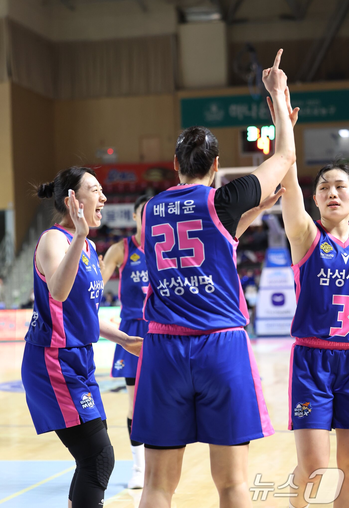 본문 이미지 - 7일 오후 경기 용인시 처인구 용인실내체육관에서 열린 '하나은행 SOL 2024-2025 여자프로농구 플레이오프 3차전' 용인 삼성생명 블루밍스와 부산 BNK 썸의 경기에서 삼성생명 배혜윤이 득점을 한 뒤 기뻐하고 있다. 2025.3.7/뉴스1 ⓒ News1 김영운 기자