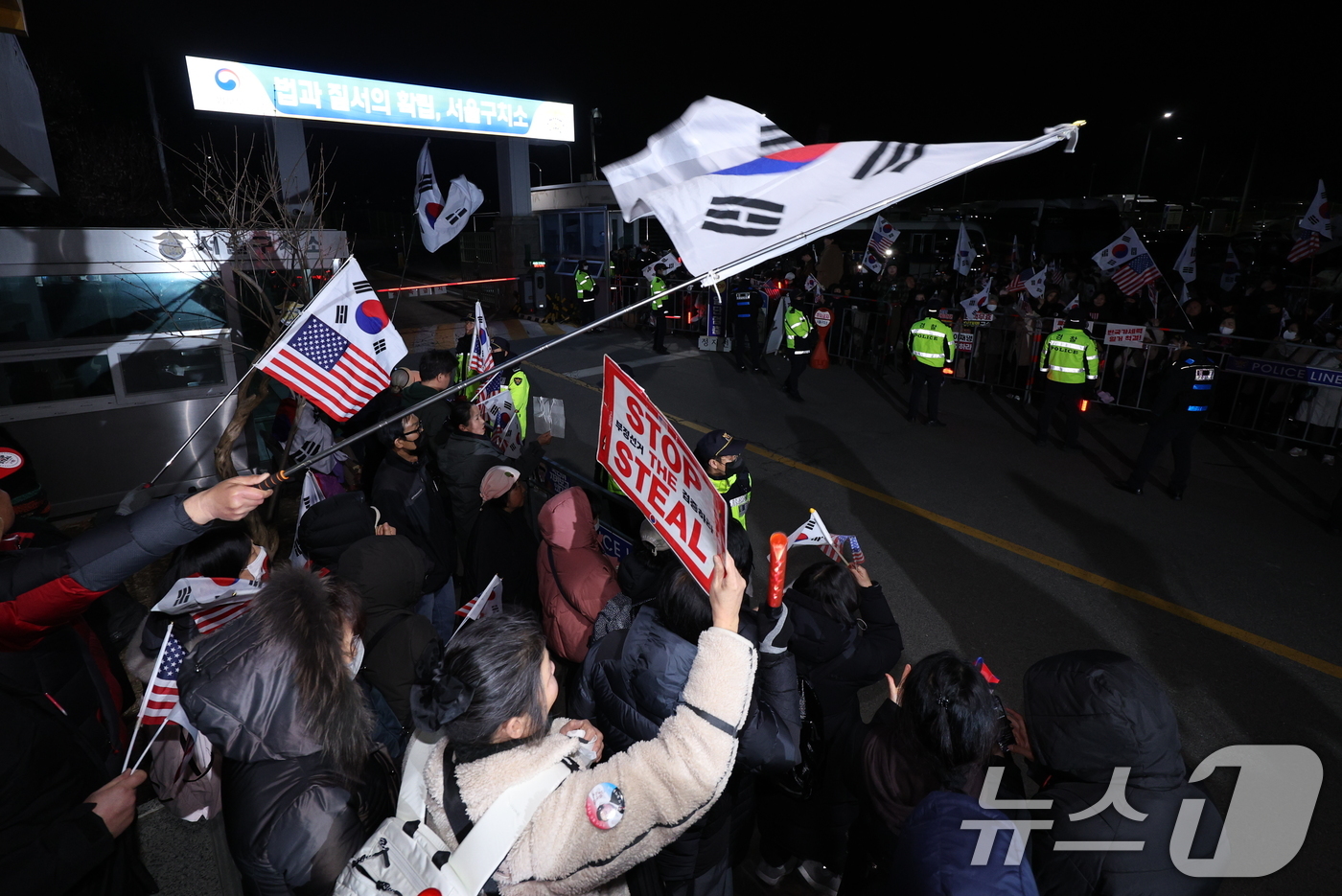 (의왕=뉴스1) 신웅수 기자 = 법원이  내란 수괴 혐의로 구속기소된 윤석열 대통령의 구속 취소를 인용한 7일 경기 의왕시 서울구치소 앞에서 윤 대통령 지지자들이 구호를 외치고 있 …