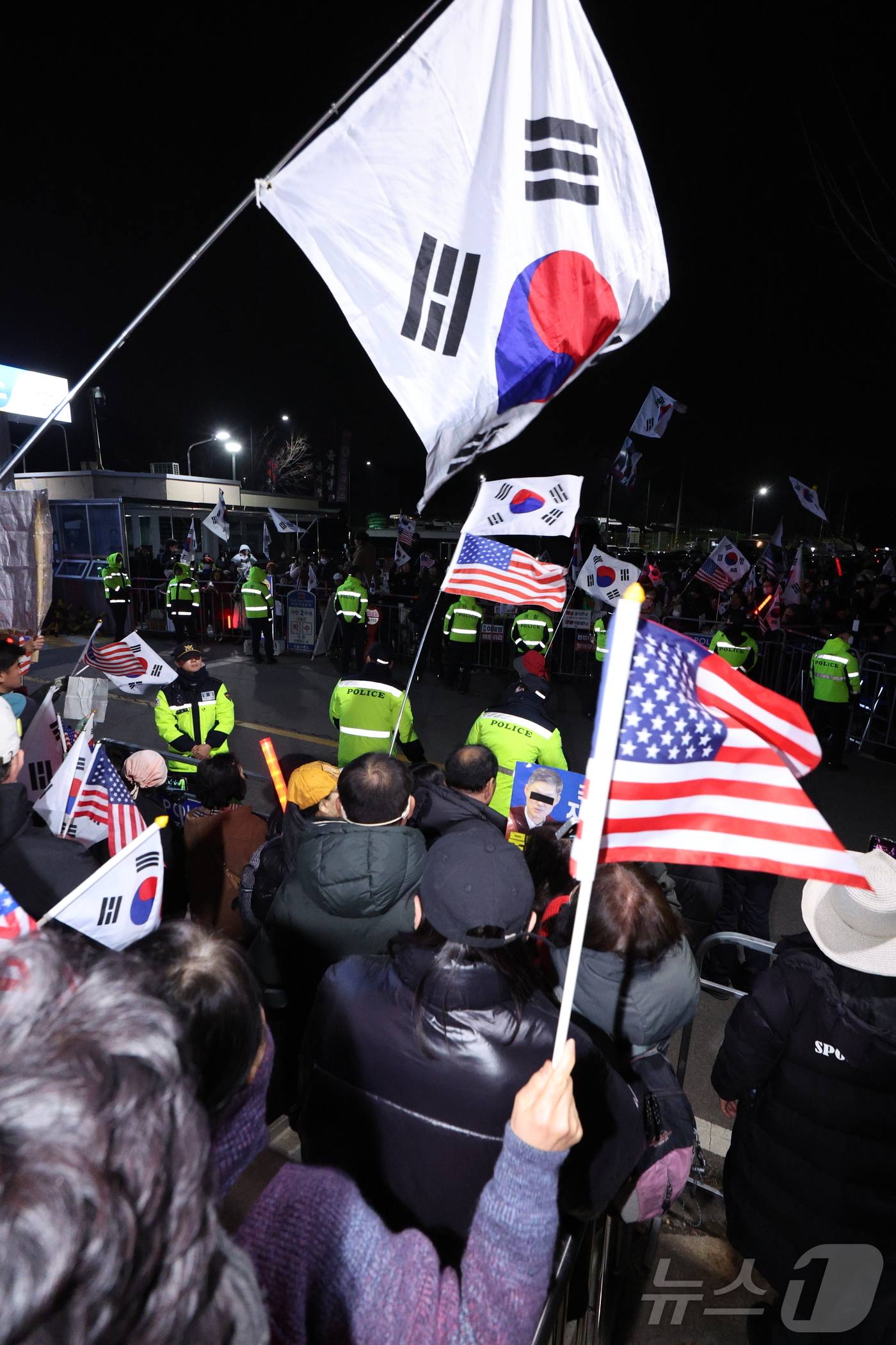(의왕=뉴스1) 신웅수 기자 = 법원이 내란 수괴 혐의로 구속기소된 윤석열 대통령의 구속 취소를 인용한 7일 경기 의왕시 서울구치소 앞에서 윤 대통령 지지자들이 구호를 외치고 있다 …