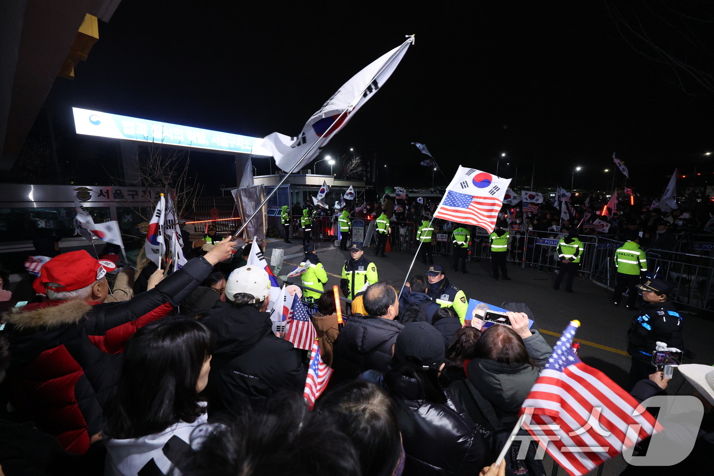 (의왕=뉴스1) 신웅수 기자 = 법원이  내란 수괴 혐의로 구속기소된 윤석열 대통령의 구속 취소를 인용한 7일 경기 의왕시 서울구치소 앞에서 윤 대통령 지지자들이 구호를 외치고 있 …