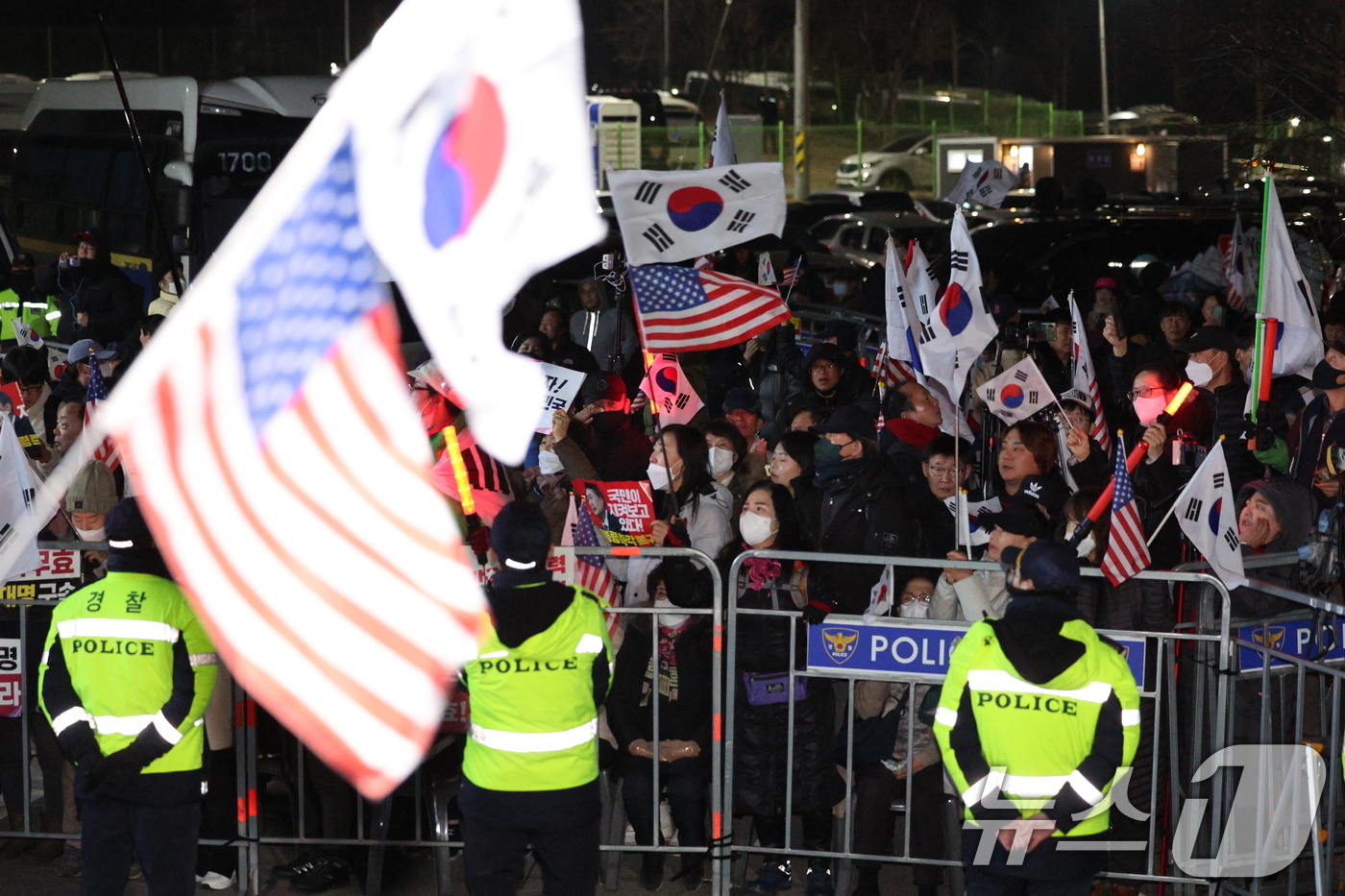 (의왕=뉴스1) 신웅수 기자 = 법원이  내란 수괴 혐의로 구속기소된 윤석열 대통령의 구속 취소를 인용한 7일 경기 의왕시 서울구치소 앞에서 윤 대통령 지지자들이 구호를 외치고 있 …