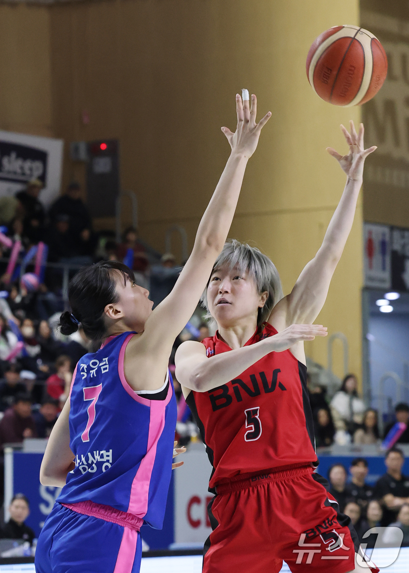 (용인=뉴스1) 김영운 기자 = 7일 오후 경기 용인시 처인구 용인실내체육관에서 열린 '하나은행 SOL 2024-2025 여자프로농구 플레이오프 3차전' 용인 삼성생명 블루밍스와 …