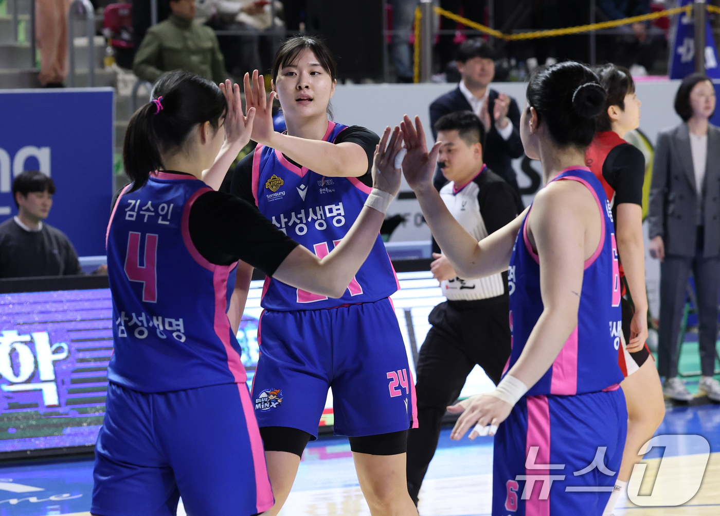 (용인=뉴스1) 김영운 기자 = 7일 오후 경기 용인시 처인구 용인실내체육관에서 열린 '하나은행 SOL 2024-2025 여자프로농구 플레이오프 3차전' 용인 삼성생명 블루밍스와 …