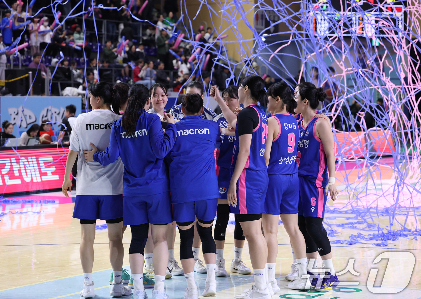 (용인=뉴스1) 김영운 기자 = 7일 오후 경기 용인시 처인구 용인실내체육관에서 열린 '하나은행 SOL 2024-2025 여자프로농구 플레이오프 3차전' 용인 삼성생명 블루밍스와 …