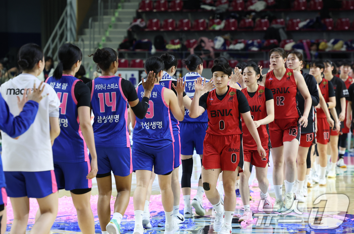 (용인=뉴스1) 김영운 기자 = 7일 오후 경기 용인시 처인구 용인실내체육관에서 열린 '하나은행 SOL 2024-2025 여자프로농구 플레이오프 3차전' 용인 삼성생명 블루밍스와 …