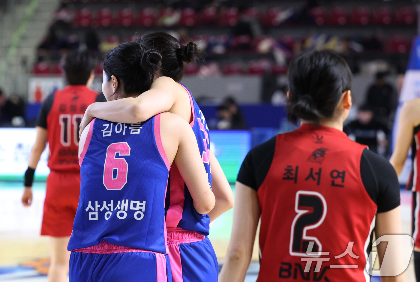 (용인=뉴스1) 김영운 기자 = 7일 오후 경기 용인시 처인구 용인실내체육관에서 열린 '하나은행 SOL 2024-2025 여자프로농구 플레이오프 3차전' 용인 삼성생명 블루밍스와 …