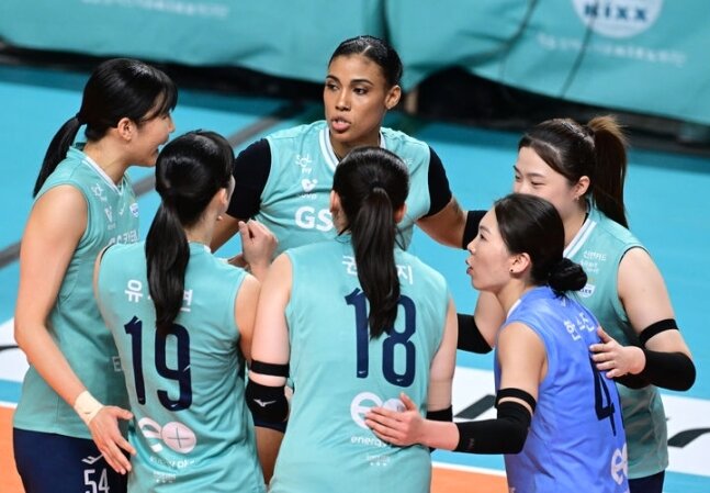 본문 이미지 - 여자배구 GS 칼텍스가 페퍼저축은행을 꺾었다.(KOVO 제공)